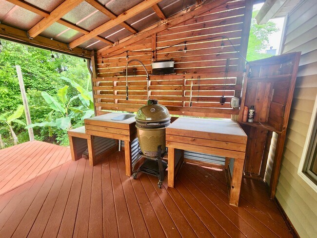 Building Photo - Spacious 3 bedroom with an outside oasis -...