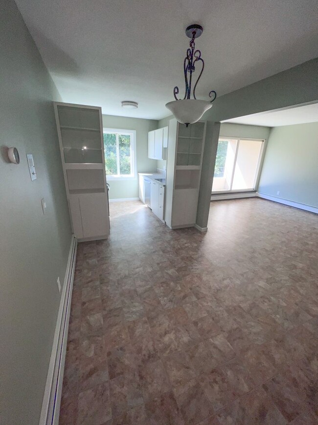 Building Photo - 1 Bedroom, 1 Bathroom Apartment In Desirab...