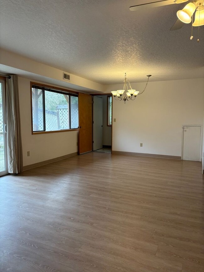 Building Photo - 3 bedroom, 2 bath home in Newberg