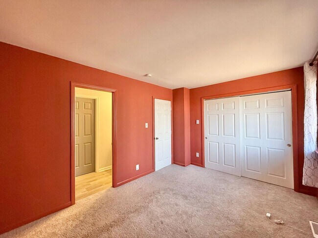 Building Photo - Charming 2BD, 2BA Raleigh Townhome in Prime Location Near I-440, NC State University, Fairgrounds...