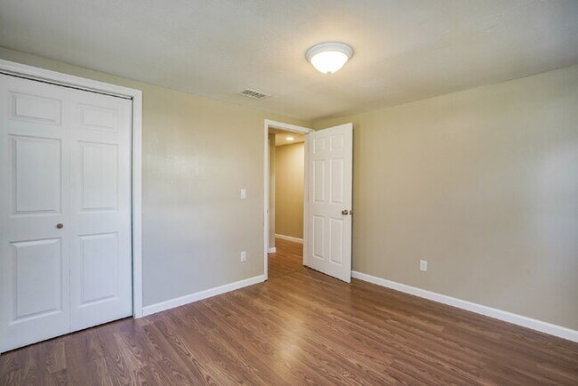 Building Photo - "Charming 3-Bed Sanctuary with Scenic Views in Floral City - 1608 Sq Ft of Comfort!"