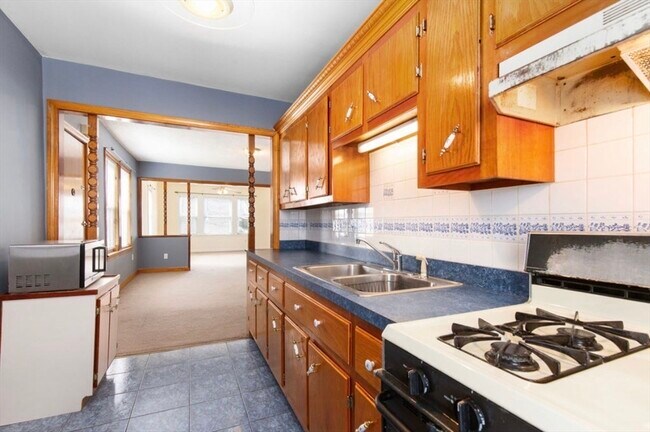 Building Photo - 344 Snell St