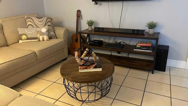 Building Photo - 626 SW 14th Ave