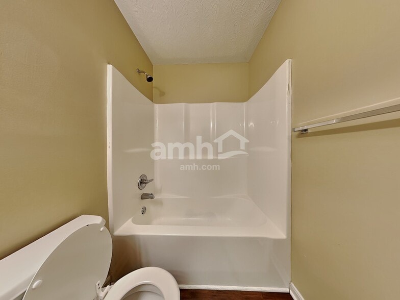 Building Photo - 10204 Meadow Glen Dr