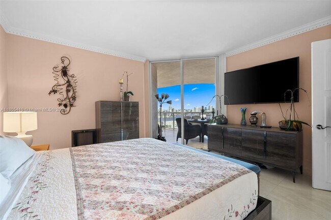Building Photo - 17555 Collins Ave