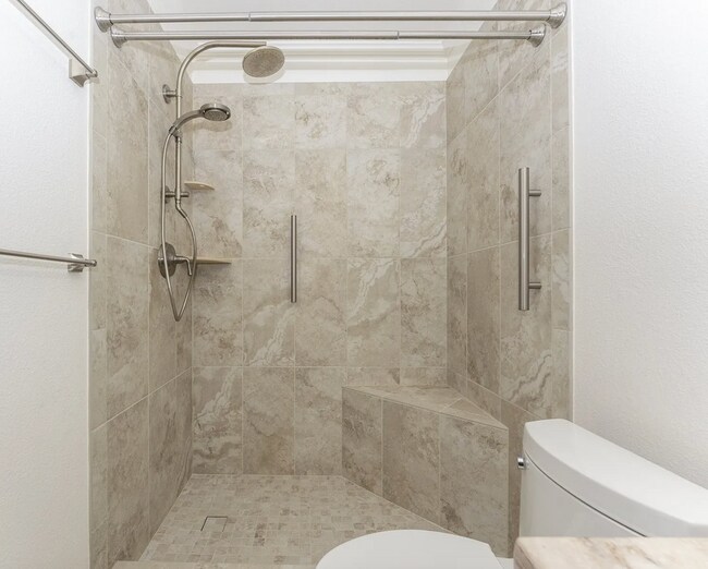Building Photo - 2 bed, 2 bath rental condo in Lake Oswego ...