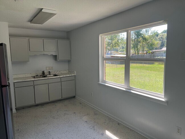 Building Photo - 3 bedrooms - 2 bath Home