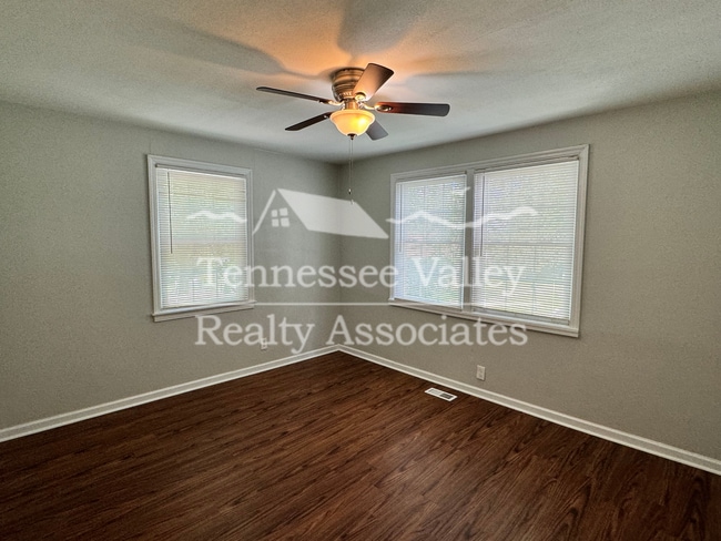 Building Photo - UPDATED 2 BED/1 BATH with carport right ne...