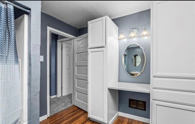 Building Photo - 230 W 39th St