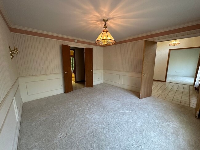 Building Photo - Large Home in Forest Hills School District