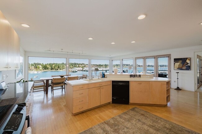 Building Photo - Bainbridge Island Waterfront Home with Incredible Views