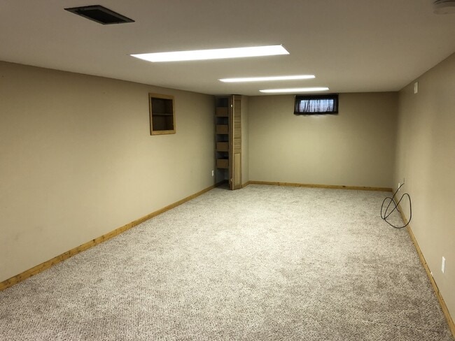 Building Photo - Nice home with fenced yard
