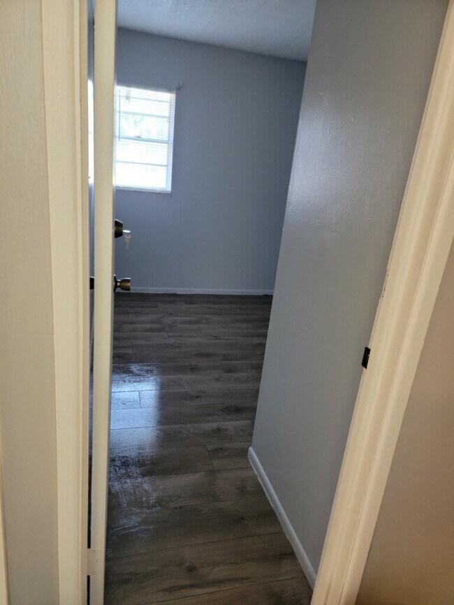 Building Photo - 914 SW 8th Ave