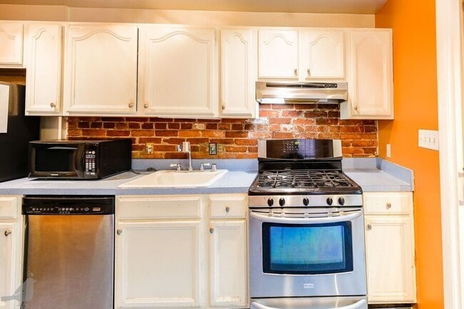 Building Photo - 337 14th St NE