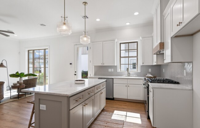 Building Photo - FOR RENT in SUGAR MILL POND!