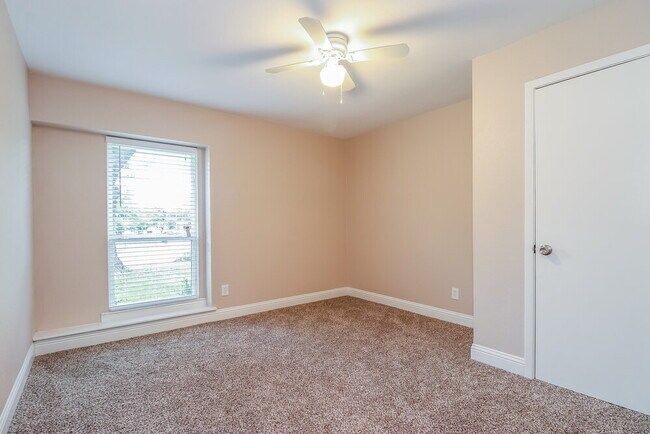 Building Photo - 1721 Steinburg Ln