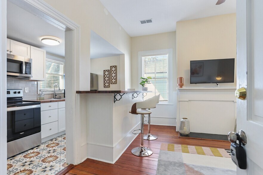 Building Photo - 303 W Park Ave