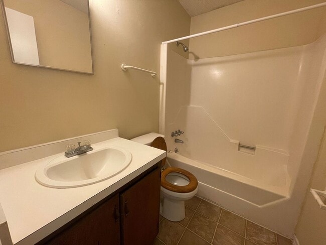 Building Photo - Lovely 2 Bedroom 1 Bath Duplex