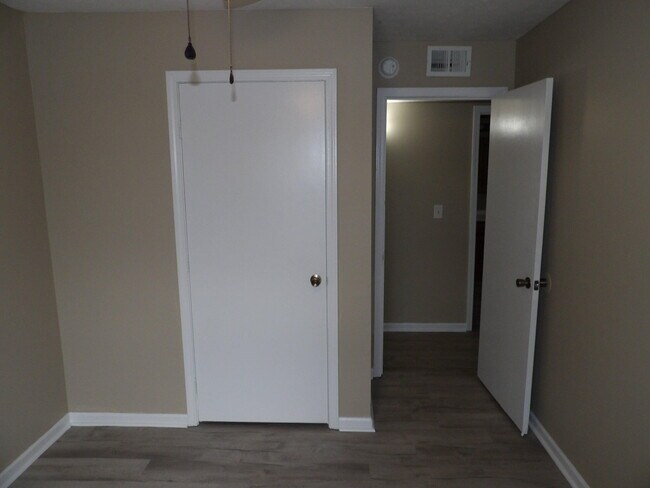 Building Photo - 140 Landings Dr