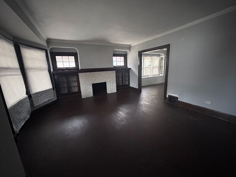 Building Photo - 977 E 128th St