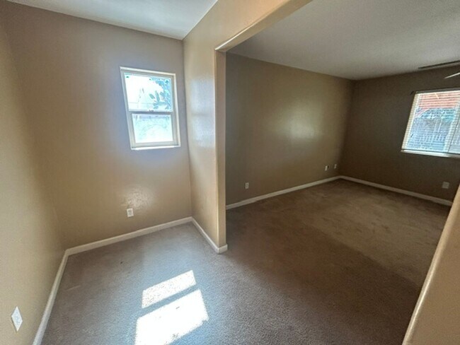 Building Photo - 2305 E Dorothea Ave
