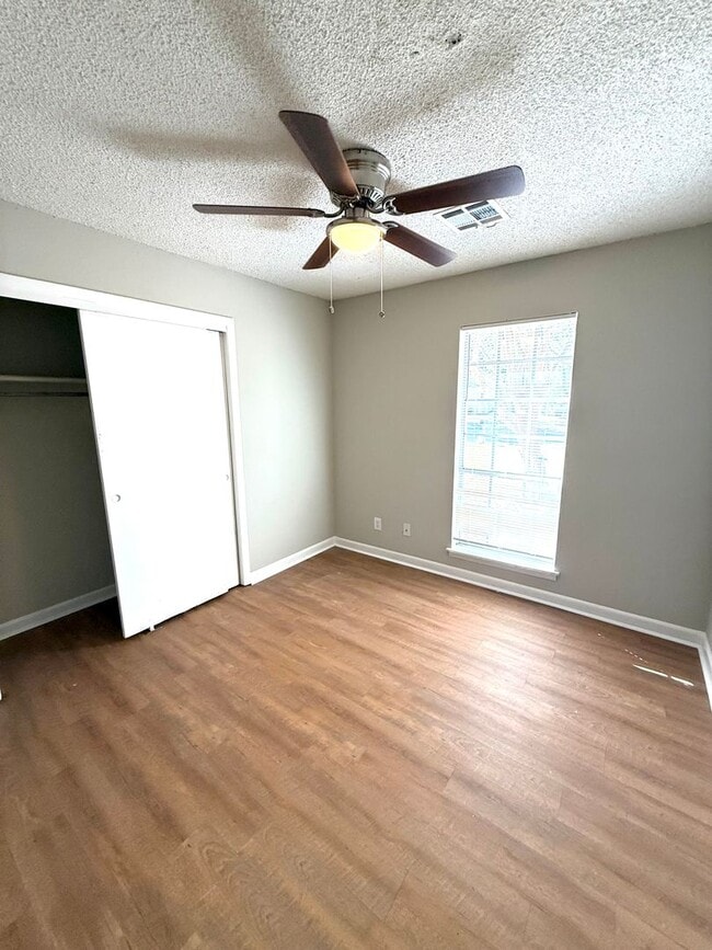 Building Photo - ** 3 Bed 2 Bath located off Woodley rd ** ...