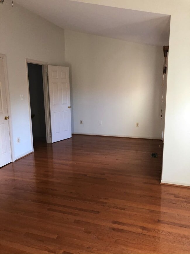 Building Photo - Spacious Townhome, Great Location!