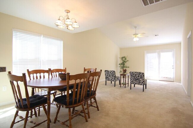 Building Photo - 108 Mistletoe Way