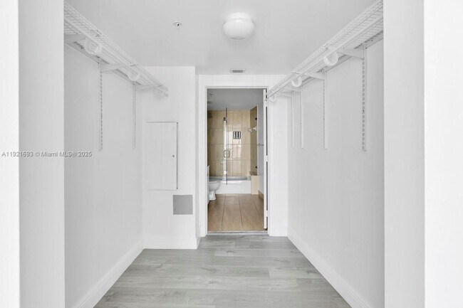 Building Photo - 1750 N Bayshore Dr