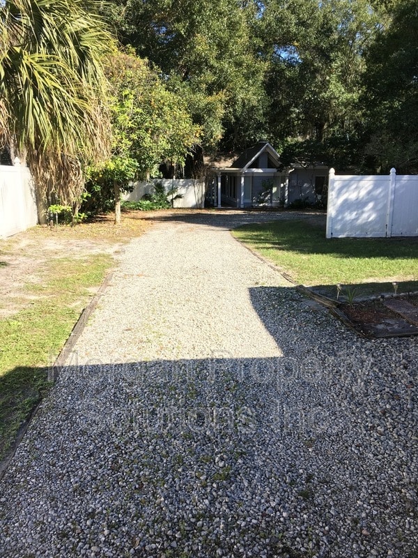 Building Photo - 1223 Poinsettia Ave