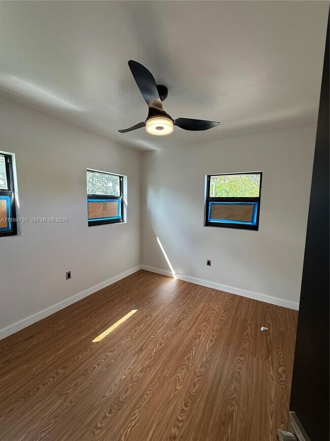 Building Photo - 512 NW 2nd Ave