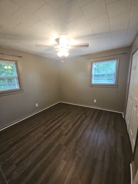 Building Photo - 104 Greenlawn Dr