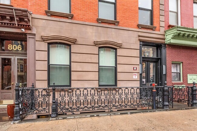 Building Photo - 808 Washington St