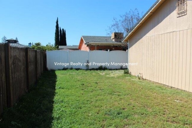 Building Photo - Back On The Rental Market Nice Single Story 3 Bedroom Home!!!