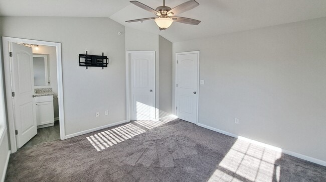 Building Photo - 4 Bed / 2-1/2 Bath Single Family Townhome w/1-Car Garage