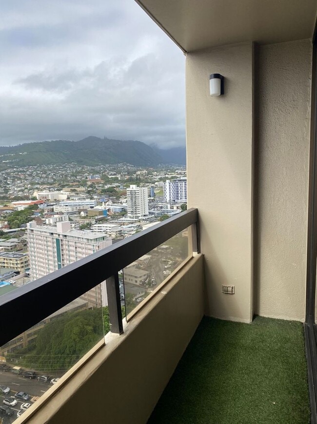 Building Photo - 2499 Kapiolani Blvd