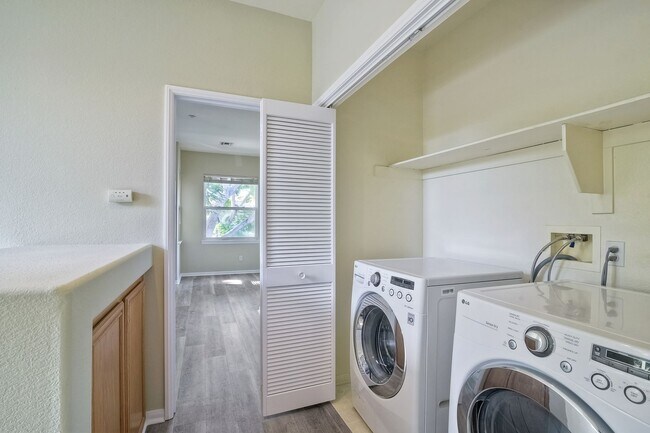 Building Photo - Immaculate Town Home in the Valencia Commu...