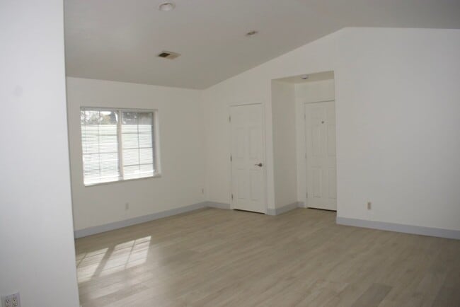 Building Photo - Charming 2-Story, 4 Bd 3 Ba Unit Near Downtown San Diego – 92113