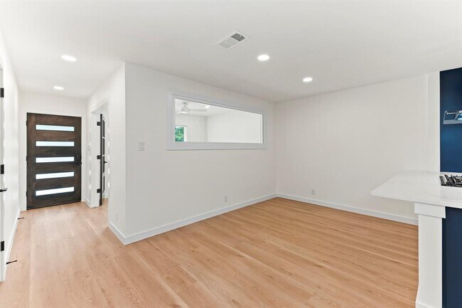 Building Photo - 2914 Loyola Ln