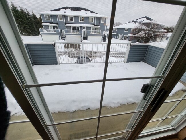 Building Photo - updated 2 bed townhouse under 2k per month in Burnsville! Open concept, master bed w/attached bat...