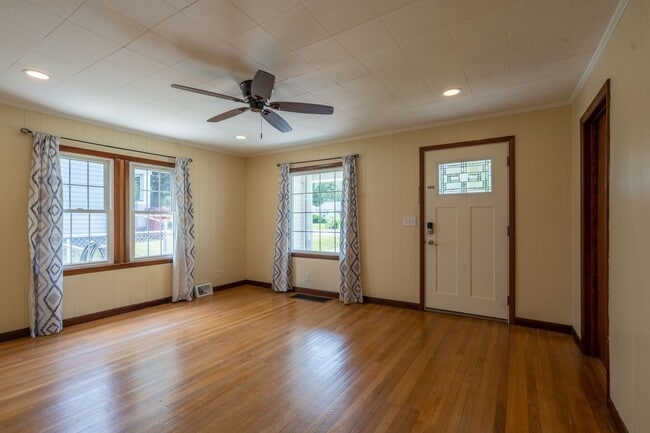 Building Photo - 3 bed and 1 bath house with fenced yard  in Johnson City