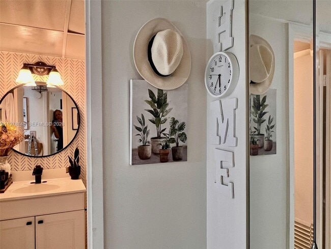 Building Photo - 2811 Somerset Dr