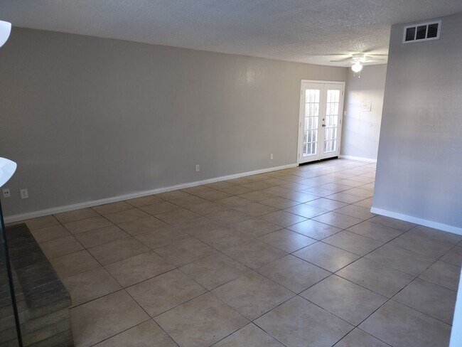 Building Photo - 2 Bedroom 1.5 Bathroom Townhouse in Norman with granite countertops and central heat and air