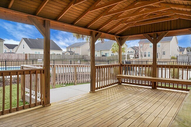 Building Photo - 3 bedrooms, 2.5 bathrooms  2-car garage in...