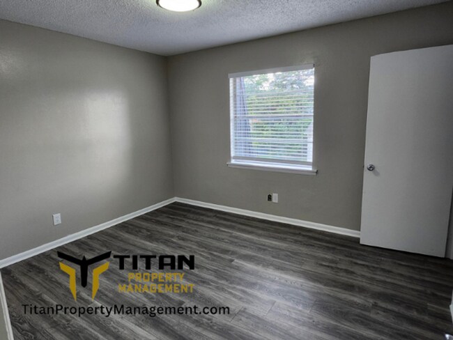 Building Photo - 2 bed/1 bath Townhouse