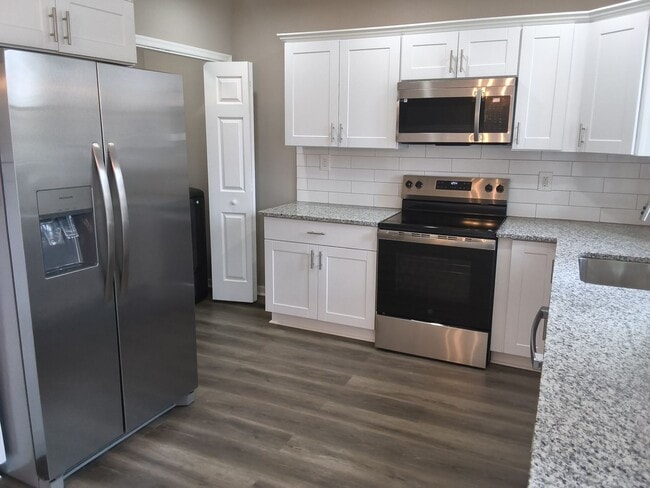 Building Photo - Completely renovated ranch home!