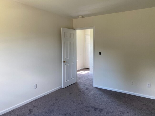 Building Photo - Charming 2-Bedroom Duplex in the Heart of ...