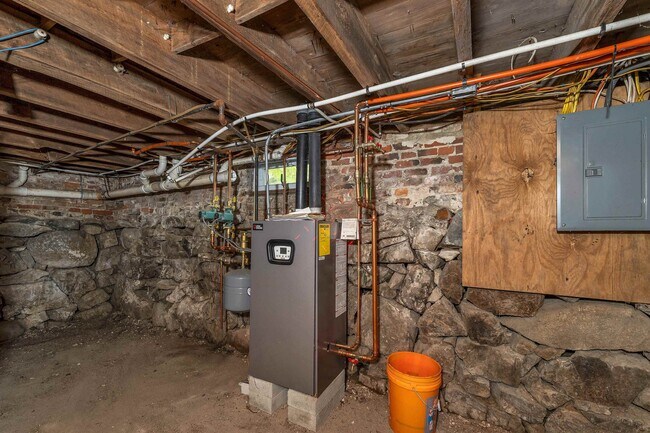 Building Photo - 172 Center St