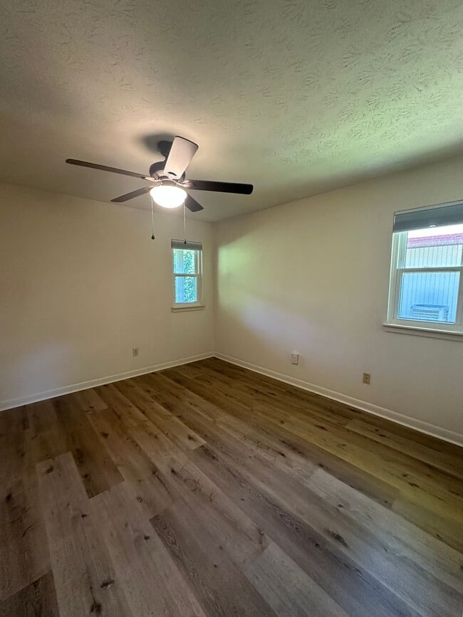 Building Photo - Gorgeous 2/1 located in the heart of Talla...