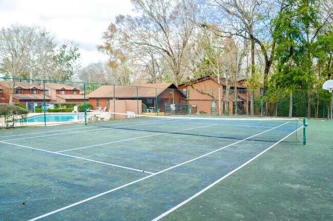 Building Photo - FIRST MONTH FREE! Rockwood Villas 3 bedroom 3 bath